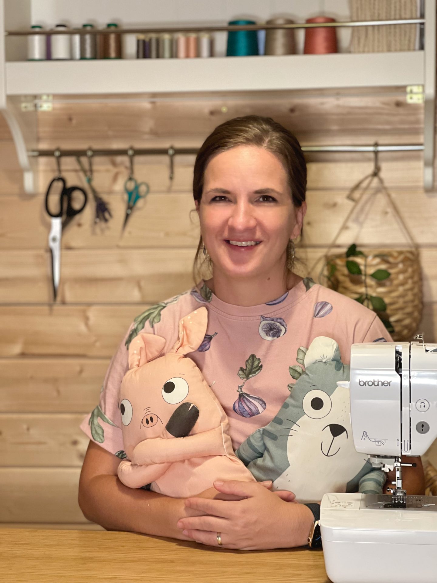 Autorka Babuka sedí za šijacím strojom s produktami